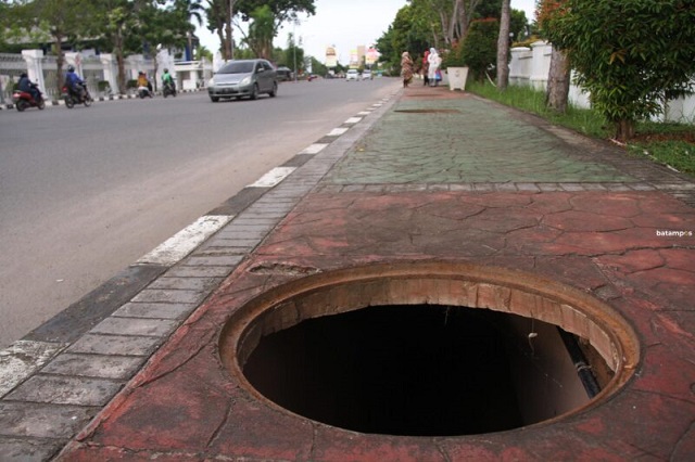 tutup drainase di jalur pedestrian depan kantor DPRD Batam hilang